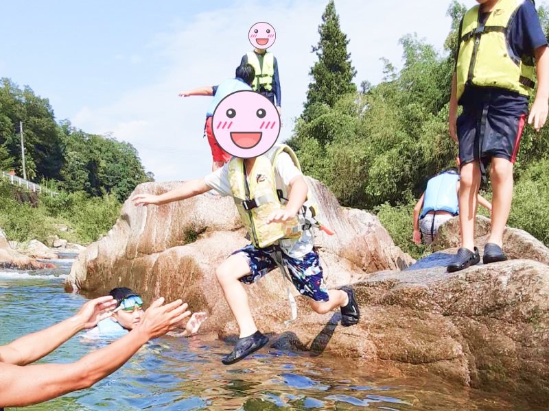 川で水遊びの様子